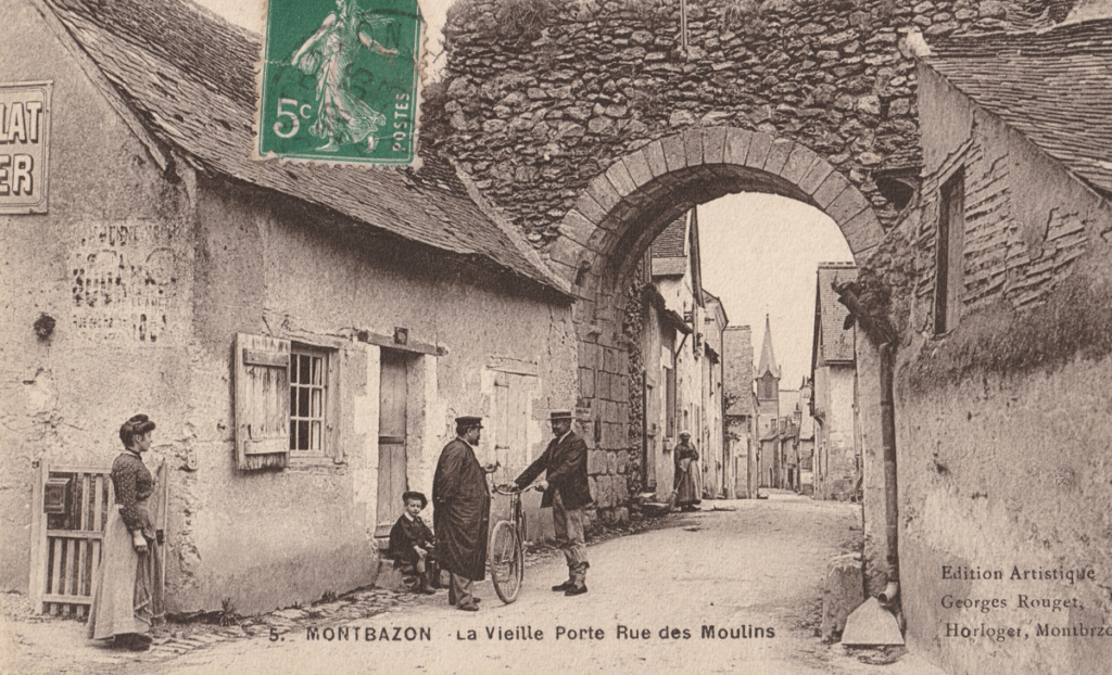 carte postale personnages devant vielle porte d'entrée du bourg de Montbazon