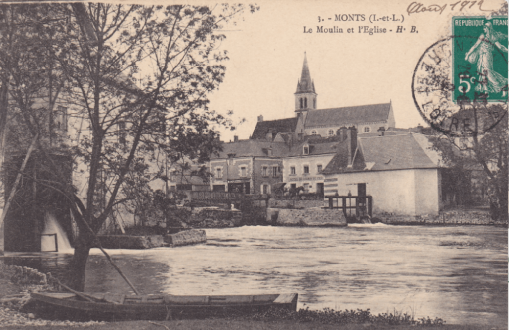 Vue de Monts au bord de l'Indre, le bourg et son moulin
