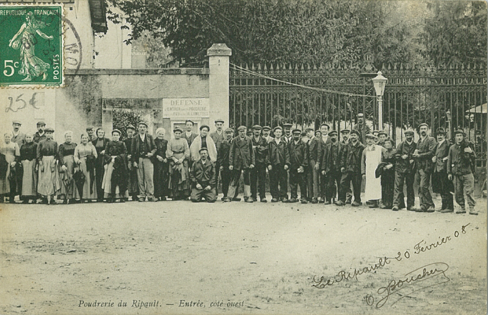 Ouvriers de la Poudrerie du Ripault devant l'entrée côté Ouest