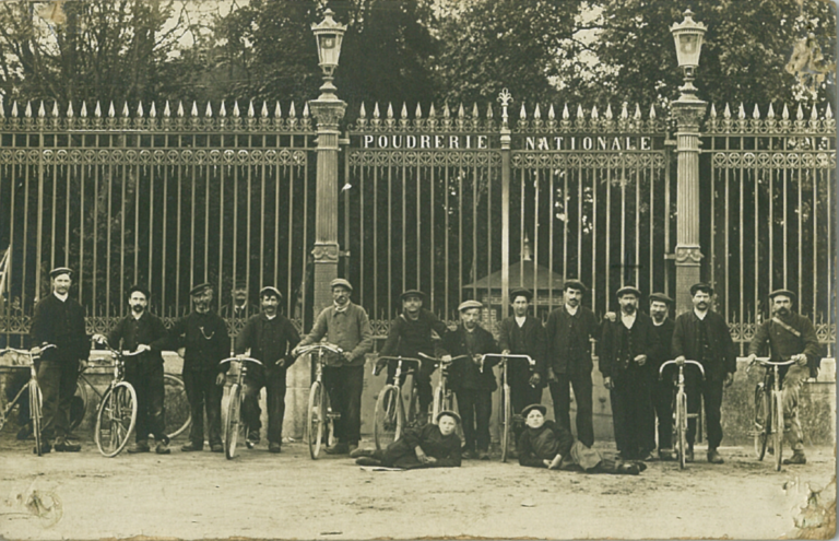 Photo carte montrant les ouvriers devant les grilles de la poudrerie du Ripault