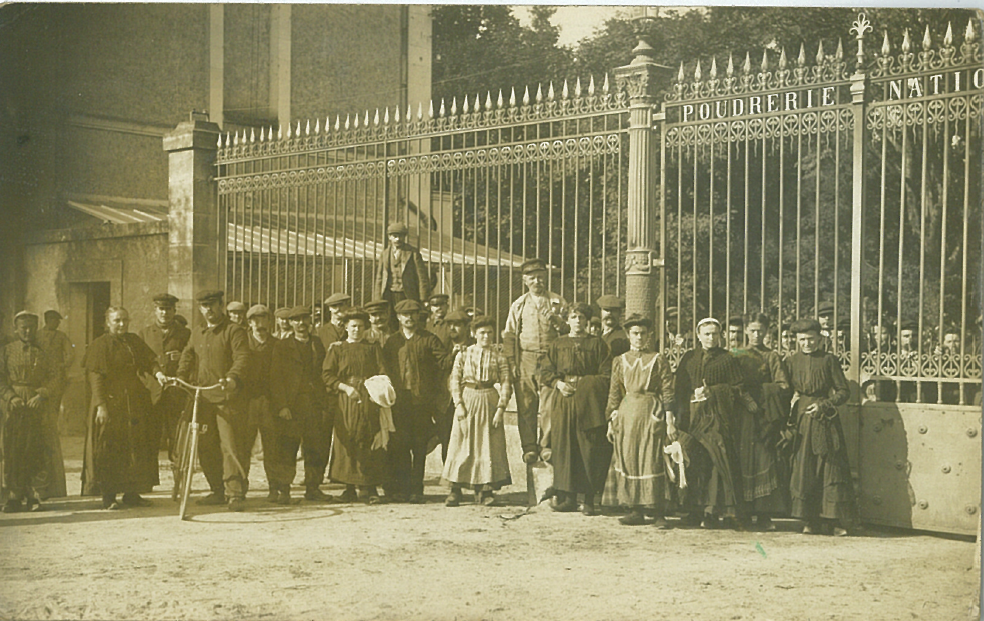 Les employés de la Poudrerie du Ripault devant les grilles vers 1911