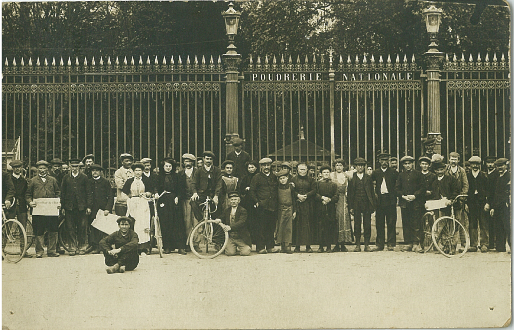 Les employés de la poudrerie du Ripault vers 1910
